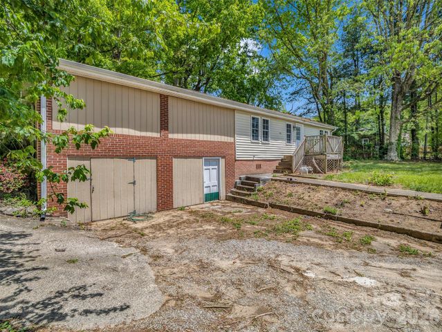 1916 Old Spartanburg Road, Hendersonville, NC 28792
