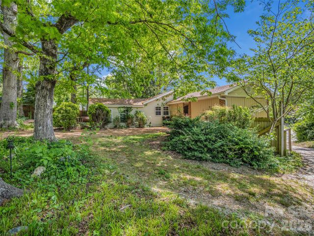 1916 Old Spartanburg Road, Hendersonville, NC 28792