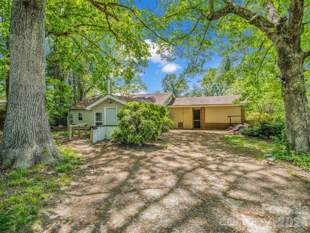 1916 Old Spartanburg Road, Hendersonville, NC 28792