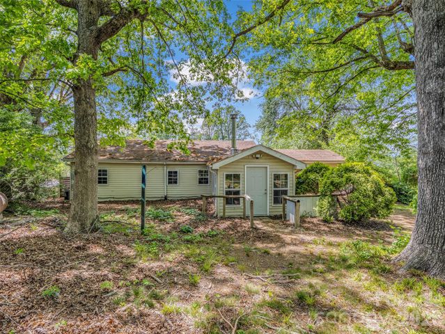 1916 Old Spartanburg Road, Hendersonville, NC 28792