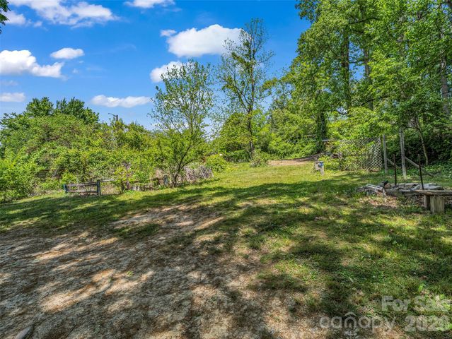 1916 Old Spartanburg Road, Hendersonville, NC 28792