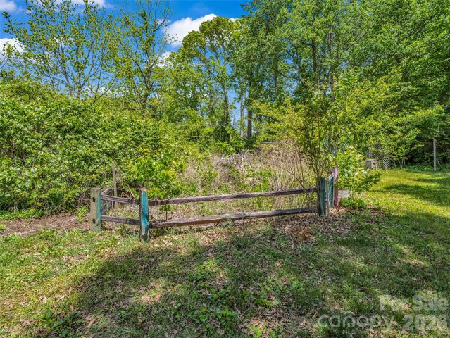 1916 Old Spartanburg Road, Hendersonville, NC 28792
