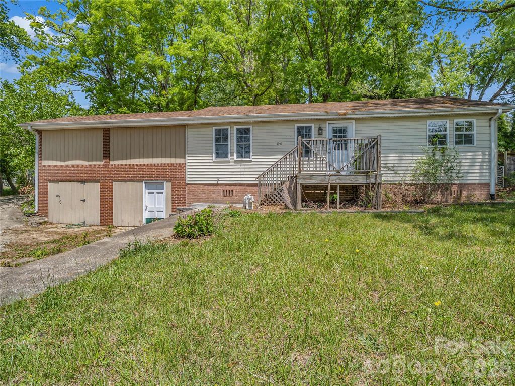 1916 Old Spartanburg Road, Hendersonville, NC 28792