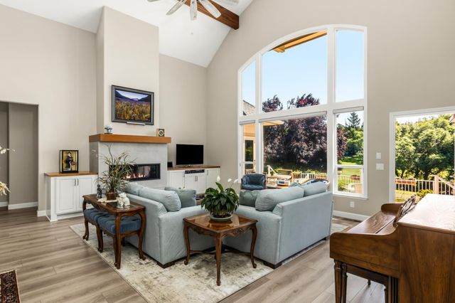 18073 Jayhawk Dr, Penn Valley, CA 95946