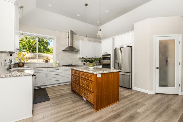 18073 Jayhawk Dr, Penn Valley, CA 95946