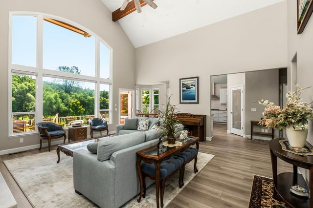 18073 Jayhawk Dr, Penn Valley, CA 95946