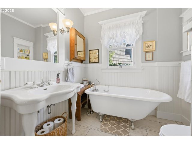 2233 Sw 21ST Ave, Portland, OR 97201