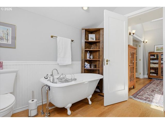 2233 Sw 21ST Ave, Portland, OR 97201