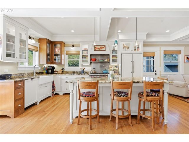 2233 Sw 21ST Ave, Portland, OR 97201