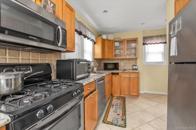 52 Syracuse Street, Williston Park, NY 11596