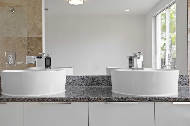 7004 NE 5th Ave, Miami, FL 33138