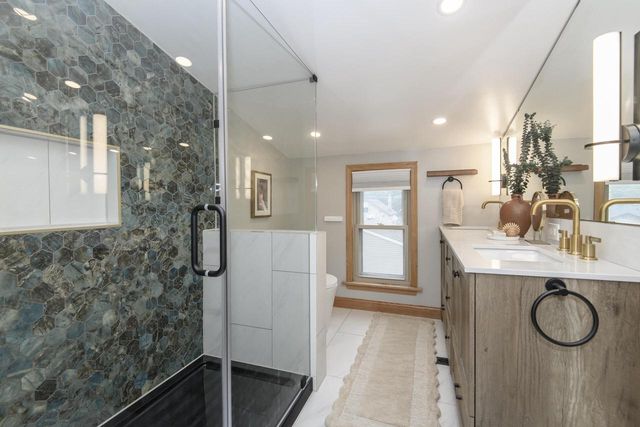4019 S Kansas AVENUE, Saint Francis, WI 53235