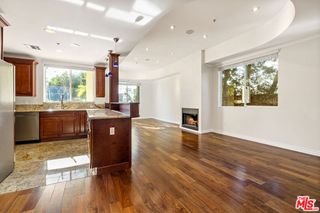 632 N Kings Road 101, West Hollywood, CA 90048