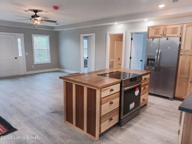 313 Pine Valley Dr, Shepherdsville, KY 40165