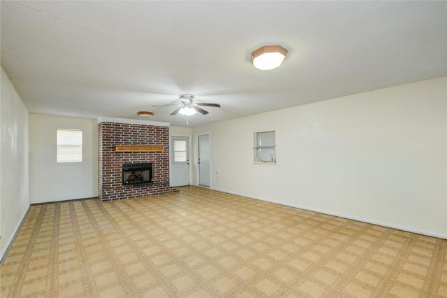 1421 N Avenue S, Freeport, TX 77541