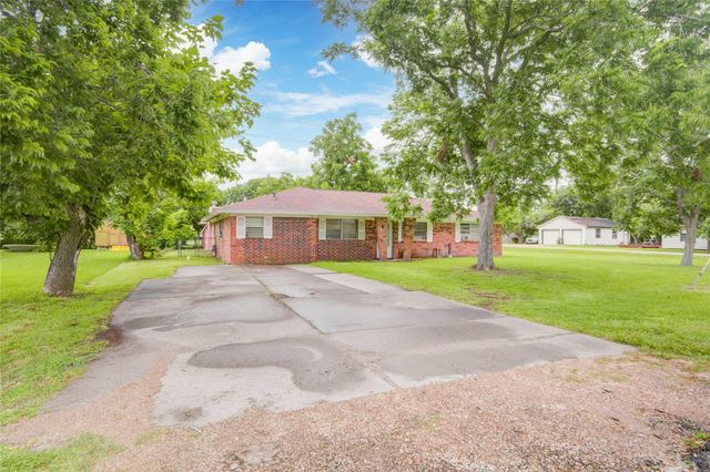 1421 N Avenue S, Freeport, TX 77541