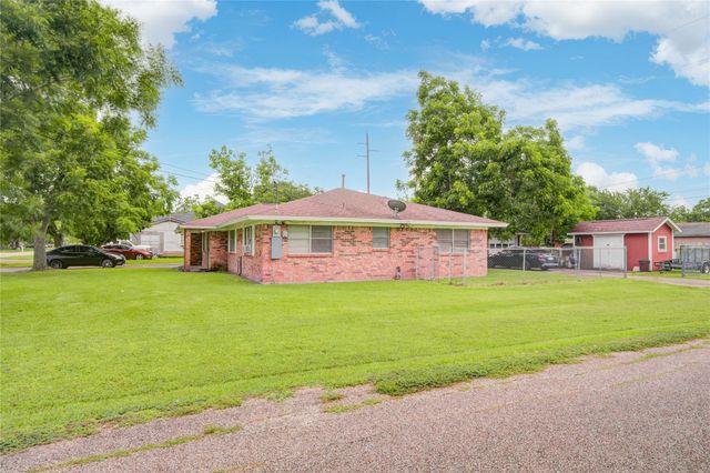 1421 N Avenue S, Freeport, TX 77541