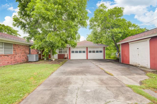 1421 N Avenue S, Freeport, TX 77541
