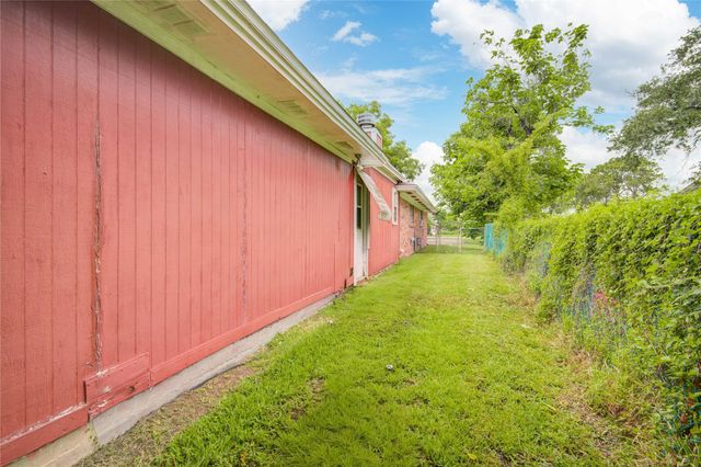 1421 N Avenue S, Freeport, TX 77541