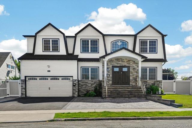 84 Choir Lane, Westbury, NY 11590