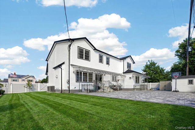 84 Choir Lane, Westbury, NY 11590