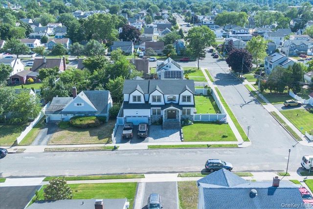 84 Choir Lane, Westbury, NY 11590