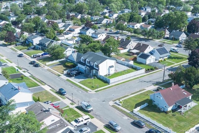 84 Choir Lane, Westbury, NY 11590
