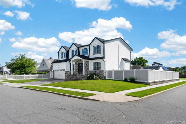 84 Choir Lane, Westbury, NY 11590