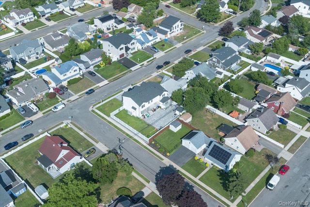 84 Choir Lane, Westbury, NY 11590