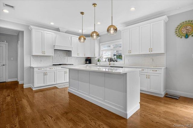 84 Choir Lane, Westbury, NY 11590