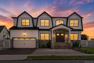 84 Choir Lane, Westbury, NY 11590