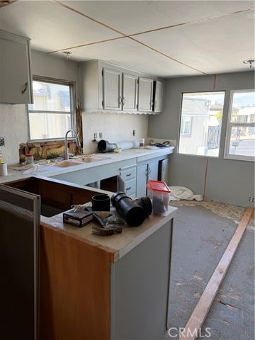 301 E Foothill 6, Pomona, CA 91767