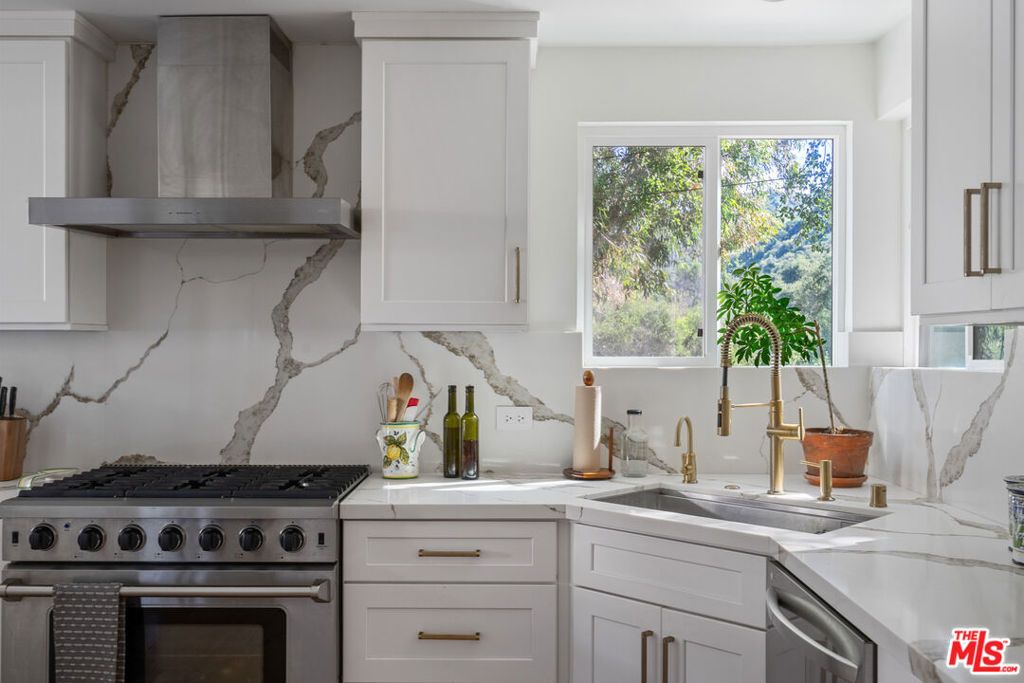 Image 11 of property listing at 20402 Paradise Lane, Topanga, CA 90290