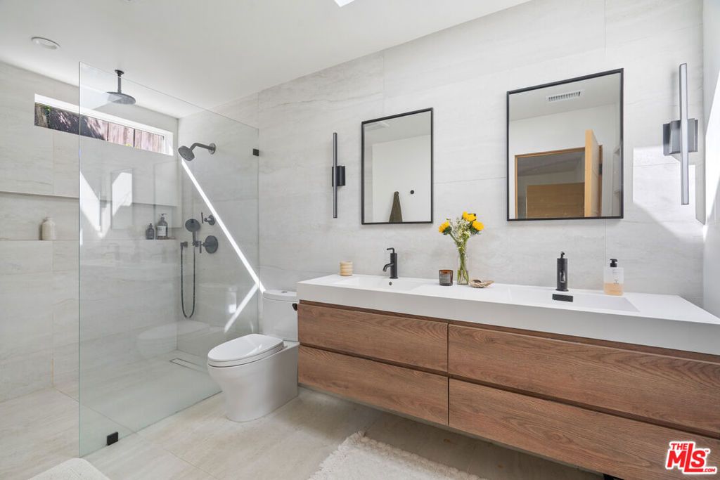 Image 18 of property listing at 20402 Paradise Lane, Topanga, CA 90290