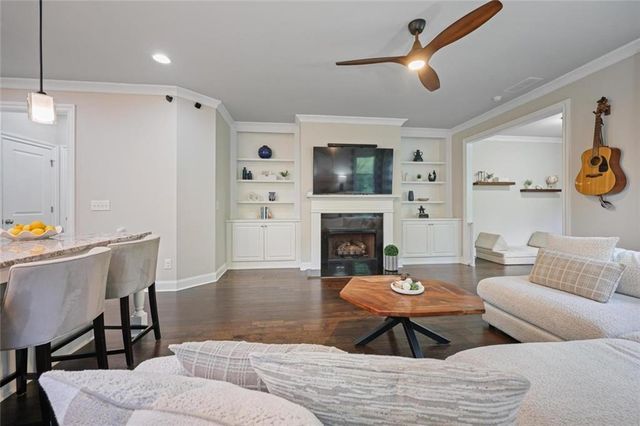 1016 Township Square, Alpharetta, GA 30022