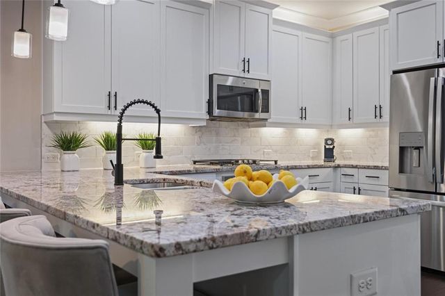 1016 Township Square, Alpharetta, GA 30022