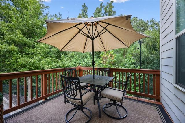 1016 Township Square, Alpharetta, GA 30022