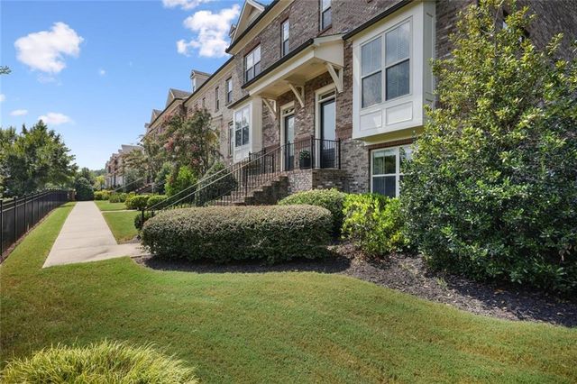 1016 Township Square, Alpharetta, GA 30022