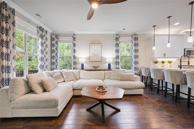1016 Township Square, Alpharetta, GA 30022