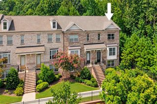 1016 Township Square, Alpharetta, GA 30022
