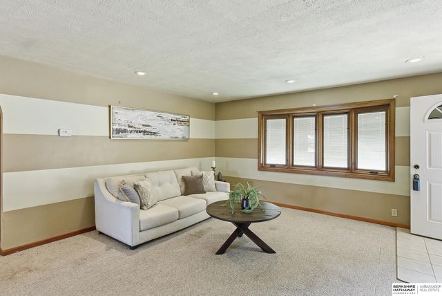 208 Crest Road, Papillion, NE 68046
