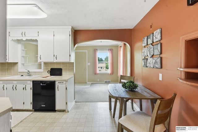 208 Crest Road, Papillion, NE 68046