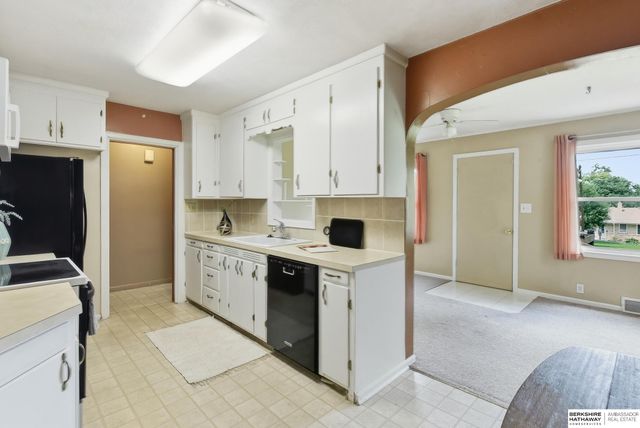 208 Crest Road, Papillion, NE 68046