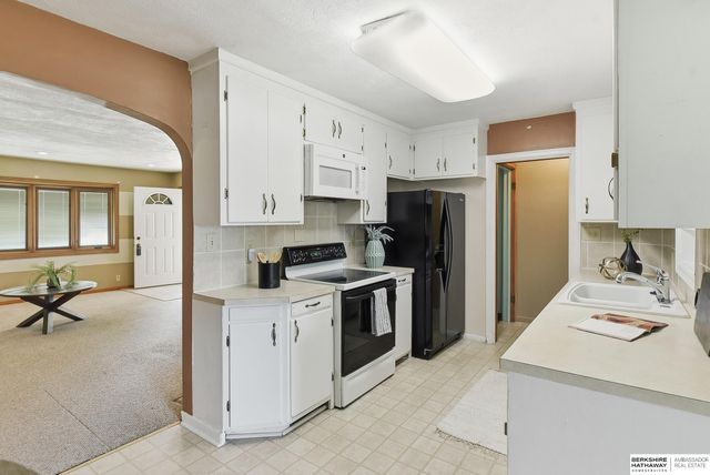 208 Crest Road, Papillion, NE 68046