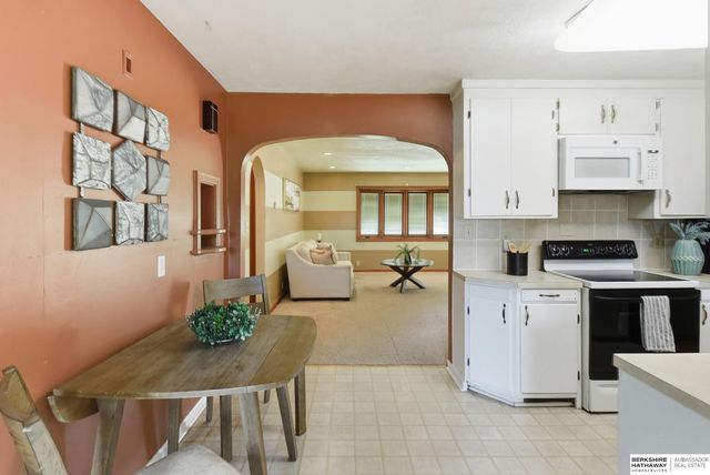 208 Crest Road, Papillion, NE 68046