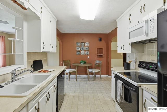 208 Crest Road, Papillion, NE 68046