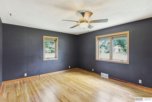 208 Crest Road, Papillion, NE 68046