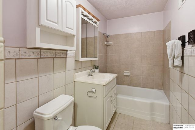 208 Crest Road, Papillion, NE 68046