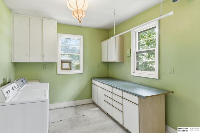208 Crest Road, Papillion, NE 68046
