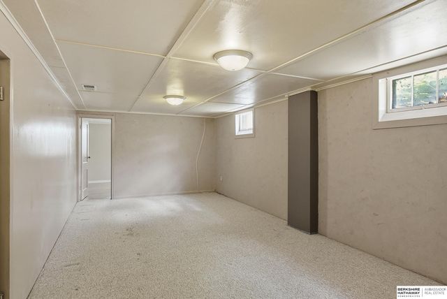 208 Crest Road, Papillion, NE 68046